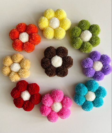 Cute Crochet Patterns Free, Pompom Flowers, Cute Crochet Patterns, Thread Craft, Pom Pom Animals, Crochet Granny Squares, Pom Crafts, Pom Pom Flowers, Diy Pom Poms