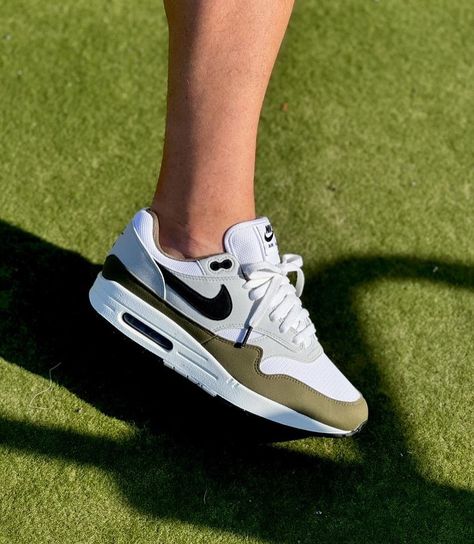 Hello there! 🫒 This pair of Nike Air Max 1 “Olive” is looking cleannnn 😍 Shoutout to amariozx 🤙🏼 Air Max 1 Outfit Men, Air Max Outfit, Sneaker Closet, Nike Air Max 1, Sneakers Men Fashion, Air Max 1, Hello There, Nike Sneakers, Men Fashion