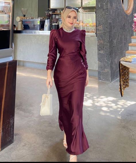 Gamis Maroon Hijab, Inspirasi Gaun Bridesmaid Hijab, Long Dress Hijab Bridesmaid, Baju Dress Hijab Styles, Maroon Dress Hijab, Dress Satin Hijab Bridesmaid, Dress Silk Hijab, Bridesmaid Satin Hijab, Model Dress Bridesmaid Hijab