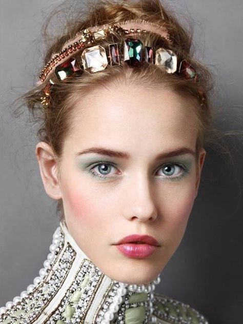 #jewelled #headband #style Jeweled Headband, Trending Hairstyles, Olivia Palermo, Hair Stuff, Different Hairstyles, Gigi Hadid, Victoria Beckham, Hair Jewelry, Makeup Inspiration