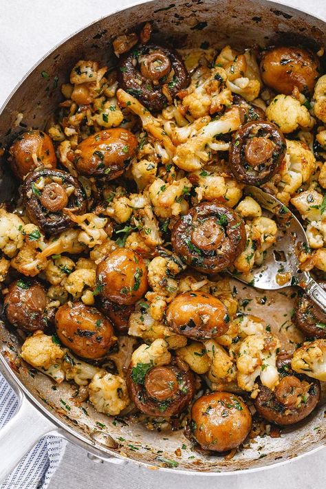 Garlic Butter Mushrooms Cauliflower Skillet – This mushroom and cauliflower recipe is super nourishing and easy to whip up. CLICK HERE to Get the Recipe Mushroom And Cauliflower, Cauliflower Skillet, Butter Mushrooms, Mushroom Recipes Healthy, Garlic Butter Mushrooms, Plats Healthy, Cauliflower Recipe, One Pot Dinners, Garlic Mushrooms