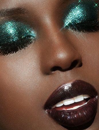 Get Groovy with Disco-Inspired Beauty – SMU Look Green Disco Makeup, Metalic Eye Shadow Looks, Green Glam Aesthetic, Disco Look 70s, Metallic Lipstick Look, Green Sparkly Eyeshadow, Dark Disco Aesthetic, Disco Make Up 70s, Disco Glam Makeup