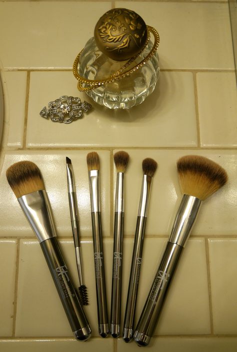 It Cosmetics Brushes (Feel/See/BELIEVE) | GirlGetGlamorous.com Face Foundation, Cake Face, It Cosmetics, It Cosmetics Brushes, About Makeup, Beauty Ideas, Makeup Tutorials, Brush Set, Makeup Tutorial