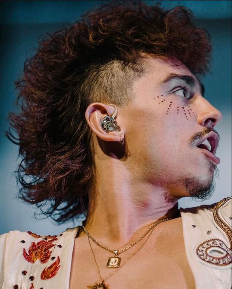 Tooth Gap, Hippie Makeup, Guitar Man, Concert Makeup, Josh Kiszka, Gap Teeth, Greta Van Fleet, Male Makeup, Mac Book