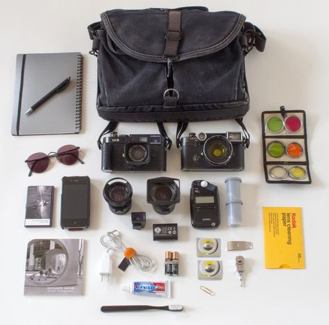 Whats In My Camera Bag, What’s In My Camera Bag, Camera Bag Aesthetic, Camera Bag Outfit, Cute Camera Bag, What's In My Purse, Backpack Essentials, School Bag Essentials, Inside My Bag