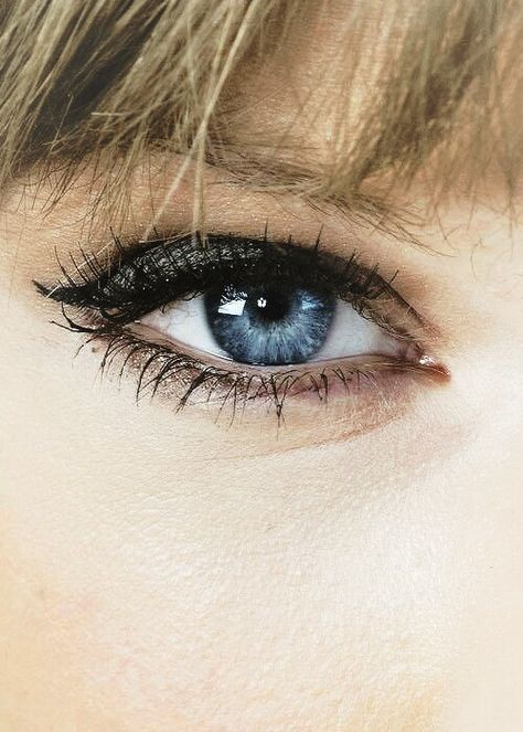 A scientist said that Taylor's eye's are rare because they are electric blue with a tint of black. Tim Mcgraw Taylor Swift, Taylor Swift Eyes, Electric Blue Eyes, Taylor Lyrics, Swift Lyrics, All About Taylor Swift, Tim Mcgraw, Red Taylor, Taylor Swift Wallpaper