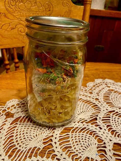 The Cabin Countess : Chicken Noodle Soup Mix in a Jar Hamburger Helper In A Jar, Noodle Soup In A Jar, Dry Soup Mix Recipes, Freeze Soup, Soup Mix In A Jar, Mason Jar Soup, Peach Freezer Jam, Vegetable Bouillon, Herbed Rice