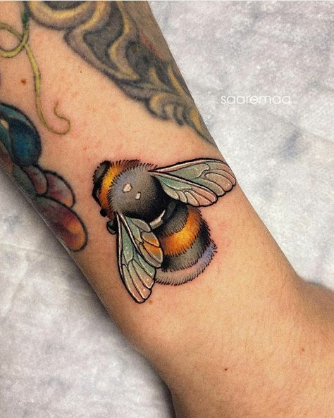 Insect Tattoo Color, Neo Trad Bee Tattoo, Neotraditional Bee Tattoo, Neo Traditional Bee Tattoo, Bee Tattoo Design, Bumblebee Tattoo, Wasp Tattoo, Queen Bee Tattoo, Bee Tattoos