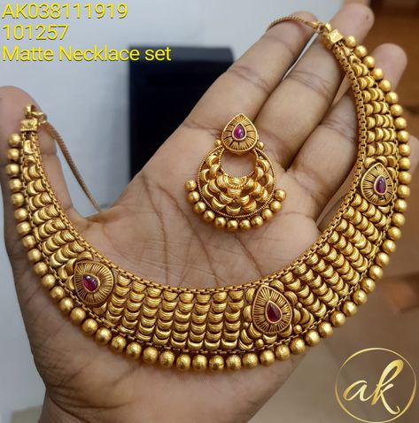 Chokar Set Handmade Gold, Nackles Gold Design, Gold Jewels Design, Neck Pieces Jewelry, Antique Necklaces Design, New Gold Jewellery Designs, Fancy Jewelry Necklace, Modern Gold Jewelry, Gold Jewelry Simple Necklace