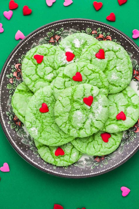 The Grinch Cookies (Cake Mix Recipe) - Nourish Plate Grinch Desserts, Holiday Bites, Green Cookies, Jello Cookies, Grinch Birthday, Grinch Cake, Mini Sweets, Grinch Heart, Grinch Cookies