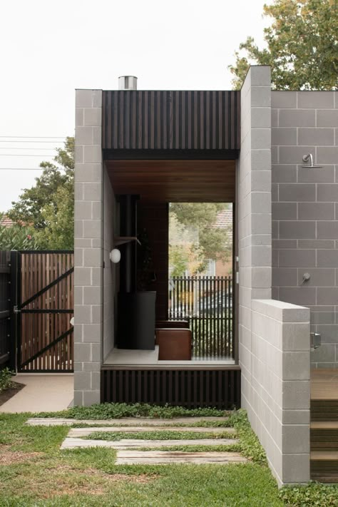 Puerta jardin Cinderblock House, Cinder Block House, Concrete Block House, Concrete Block Walls, Concrete Houses, Concrete Block, Timber Cladding, Concrete House, Cinder Block