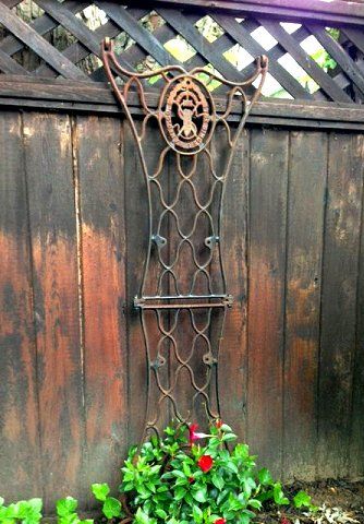 Upcycled Garden, Backyard Garden Layout, Upcycle Garden, Old Sewing Machines, Creative Gardening, Diy Garden Projects, Garden Trellis, Garden Layout, Garden Cottage