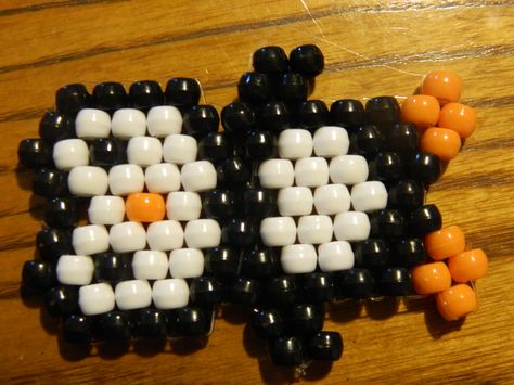 #penguin #kandi #ponybeads Pony Bead Penguin, Christmas Kandi, Penguin Bracelet, Pony Bead Animals, Penguin Pattern, Diy Kandi Bracelets, Pony Bead Crafts, Diy Kandi, Photo Pattern