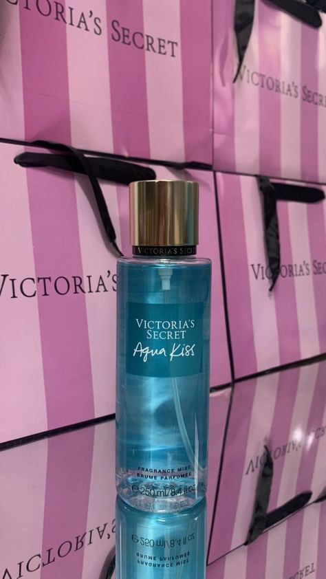 Profumo Victoria Secret, Victoria's Secret Perfume, Victoria Secret Love Spell, Lovely Perfume, Perfume Photography, Victoria Secret Fragrances, Perfume Body Spray, Feminine Fragrance, Beauty Finds