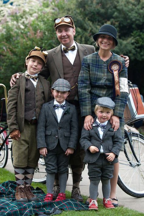 .. Tweed Ride, Tweed Run, English Country Style, Country Fashion, Group Of People, English Style, Harris Tweed, Equestrian Style, Mode Inspiration