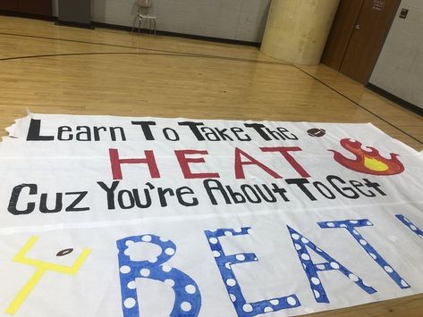 High School Basketball Posters, Football Spirit Signs, Stuco Posters, School Spirit Ideas Pep Rally, Pep Rally Themes, High School Football Posters, School Spirit Outfit, Cheerleading Signs, Spirit Posters