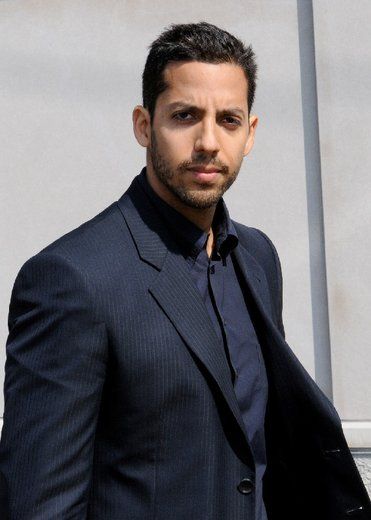 David Blaine-The New York-born illusionist, famous for his street magic and risky escape acts, owes much to his Puerto Rican father, William Pérez, a Vietnam veteran who married. Blaine’s Russian mother, producing a magic combination. David Blaine, Yul Brynner, Street Magic, Free Card, Card Tricks, How To Look Handsome, Puerto Rican, Library Books, Good Looking Men