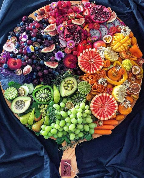 By color fruit board! This is so happening Kue Macaroon, Sommer Mad, Grazing Board, Party Food Platters, Charcuterie Recipes, Makanan Diet, Cooked Chicken, Grazing Tables, Snacks Für Party