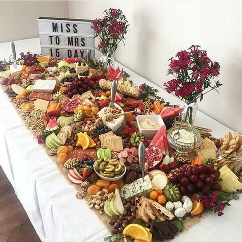 DIY how to make a grazing table. What should be on your grazing table. Ideas wedding table. Instagram image Cheese Table, Party Platter, Sweet 17, Antipasto Platter, Halloween Fest, Fruit Display, Edible Crafts, Cheese Party, Grazing Table