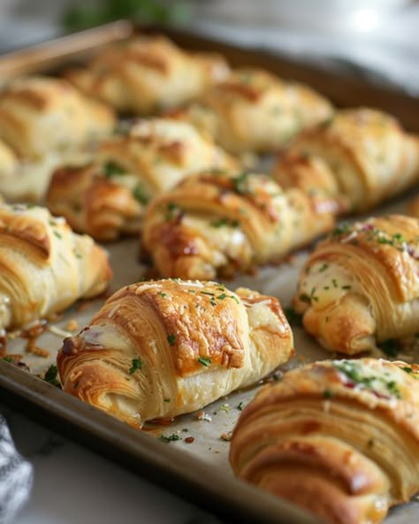 Whenever I serve these, the entire tray vanishes so fast! Always have to double! Chicken Crescent Rolls, Chicken Crescent, Chicken Roll Ups, Crescent Recipes, Chicken Roll, Diner Recept, Taco Pasta, Crescent Roll Recipes, Best Appetizer