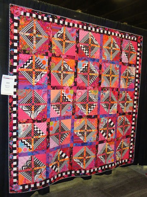 FABRIC THERAPY: Pictures from the AQS Fall Paducah Quilt Show... Kaffe Fassett Quilts Ideas Large Prints, Kaffe Quilts Ideas, Aboriginal Quilts Patterns, Black Background Quilts, Quilt Sashing Ideas, Aboriginal Quilts, Therapy Pictures, Deck Painting, Quilt Artists