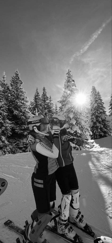 Ski Pictures Ideas Friends, Cute Ski Photos, Ski Poses Photo Ideas, Ski Asethic, Ski Vacation Aesthetic, Cute Ski Pictures, Skiing Pics, Ski Pictures Ideas, Skiing Photos