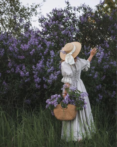 Dramatic Clothes, Cottage Core Outfit, Cute Profile, Vintage Diary, Picking Flowers, Victorian Cottage, Victorian Flowers, Beautiful Cottages, Cottagecore Aesthetic