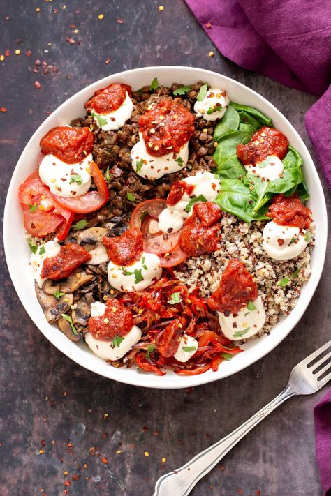 Try this fun easy meal prep recipe for Vegan Pizza Bowl with Quinoa, protein-packed Vegan Lentil Sausage Meat, roasted veggies, pizza sauce , cashew mozzarella sauce and healthy leafy greens. Gluten-free & soy-free. Lentil Sausage, Cashew Mozzarella, Mozzarella Sauce, Vegan Pizza Dough, Vegan Bowl Recipes, Pizza Vegana, Pizza Bowl, Sausage Meat, Vegan Richa