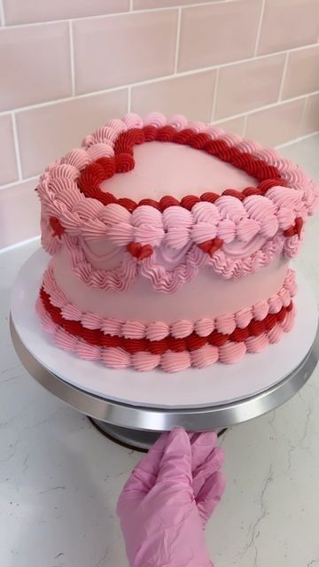 Food To Share, Red Birthday Cakes, 18th Cake, Family Cake, Bow Cakes, Artistic Ideas, 16 Cake, Pink Birthday Cakes, Heart Shaped Cakes