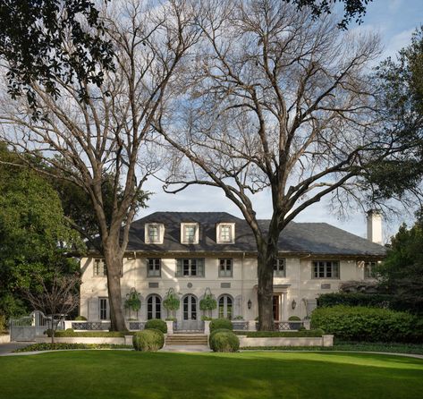 Inside One of Dallas’ Most Prestigious Estates, a Maximalist Work of Art in Highland Park Highland Park Dallas, Dallas Homes, Porch Parties, Beautiful Park, Historic Preservation, Park Homes, Farmhouse Style House, City House, Highland Park