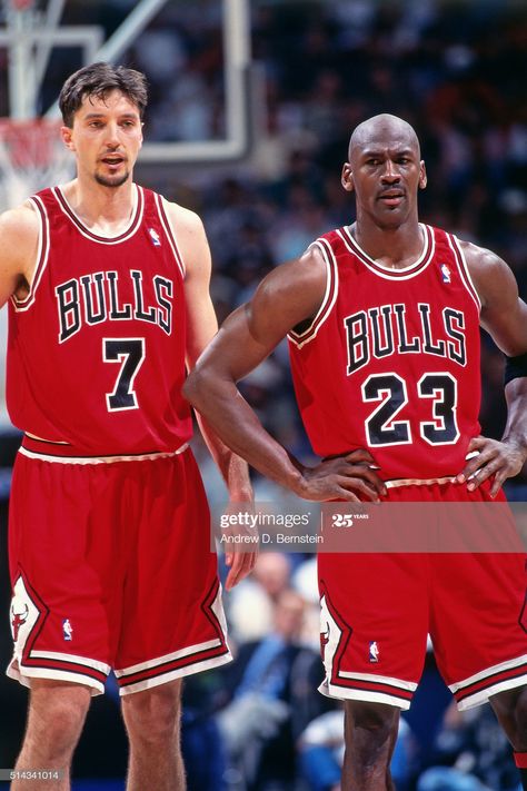 Toni Kukoc, Michael Jordan Photos, Basketball Motivation, Best Nba Players, Michael Jordan Chicago Bulls, Vintage Nba, Nba Legends, Basketball Legends, Larry Bird