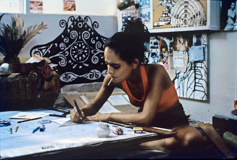 Arundhati Roy in her own 1989 screenplay "In Which Annie Gives It Those Ones" looking edgy af Arundhati Roy, Photos Rares, National Film Awards, Bollywood Photos, Indian Cinema, Film Awards, Bollywood Stars, Rare Photos, Screenwriting