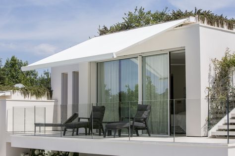 Qubica Flat Modern Motorized Retractable Awnings Modern Retractable Awning, Exterior Solar Shade, Deck Inspiration, Deck Renovation, Bahama Shutters, Retractable Shade, Roof Waterproofing, Solar Screens, Awning Shade