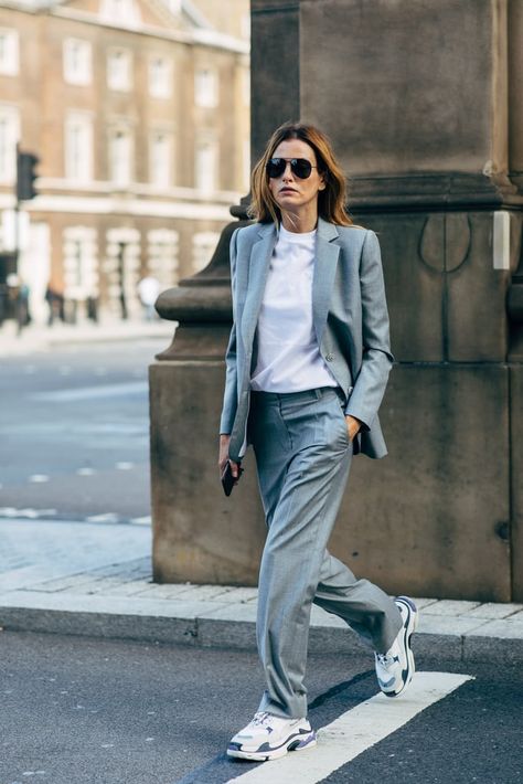 Denim Street Style, Walking Down The Street, London Fashion Week Street Style, London Fashion Weeks, Grey Suit, Popsugar Fashion, Spring Street Style, Pantalon Large, Denim Details