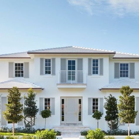 MHK Architecture on Instagram: "Traditional coastal design with crisp finishes. A pure design for the surrounding Florida environment. ​​​​​​​​ ​​​​​​​​ ____​​​​​​​​ Naples, Sarasota, Palm Beach, Florida, home design, coastal home, coastal home design, traditional home, home inspo, dream home, Naples real estate, Naples home design, architecture, Naples architecture, Florida architecture, beach house, modern design, contemporary design, luxury home, luxury living​​​​​​​​ ______​​​​​​​​ #naples #sarasota #palmbeach #florida #homedesign #coastalhome #coastalhomdesign #traditionalhome #homeinspo #dreamhome #naplesrealestate #napleshomedesign #architecture #naplesarchitecture #floridaarchitecture #beachhouse #moderndesign #contemporarydesign #luxuryhome #luxuryliving #mhk #mhkarchitecture" Modern Traditional Home Exterior, Naples Architecture, Florida House Exterior, Mhk Architecture, Coastal Home Design, Florida Architecture, Beach House Modern, Bar House, Home Design Architecture