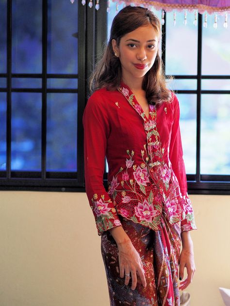 Noura 3 - Wearing Peranakan Nyonya Kebaya. | Flickr - Photo Sharing! Kebaya Nyonya, Nyonya Kebaya, Renda Kebaya, Indonesian Kebaya, Model Dress Kebaya, Kebaya Lace, Dress Kebaya, Modern Kebaya, Batik Kebaya