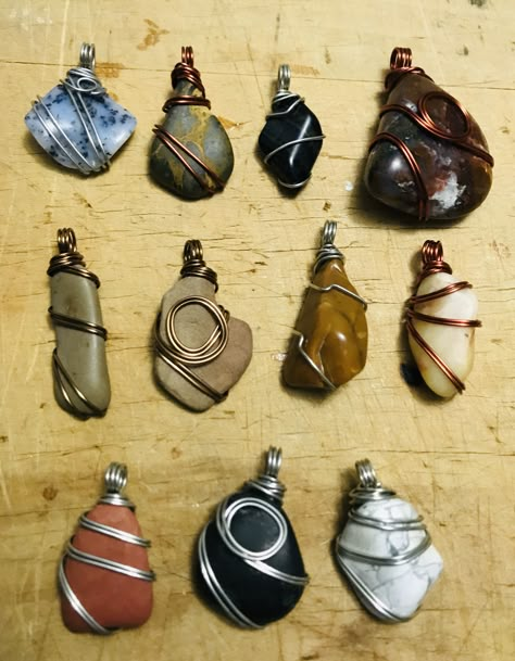 Diy Stone Wrapping, Beach Stones Jewelry, Wire Wrapped Stone Jewelry, Wire Wrap Jewelry Designs, Stones Art, Wire Jewelry Making, Wire Wrapped Jewelry Tutorials, Diy Jewelry Inspiration, Vintage Jewelry Art