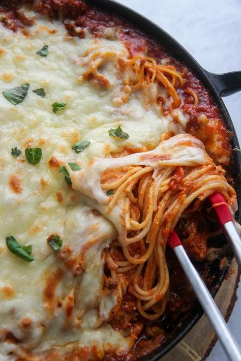 This comforting recipe for Baked Spaghetti combines spaghetti pasta, red sauce, and creamy ricotta and is then topped with mozzarella and parmesan for a crispy crust on the top. It’s the perfect meal for Sunday dinner or for any time of the week! #bakedspaghetti Pioneer Woman Spaghetti, Spaghetti And Cheese, Shrimp Stuffed Peppers, Cabbage Lasagna, Cold Pasta Salads, Salads For Summer, 1 Pot Meals, Cheesy Spaghetti, Shrimp Stuffed