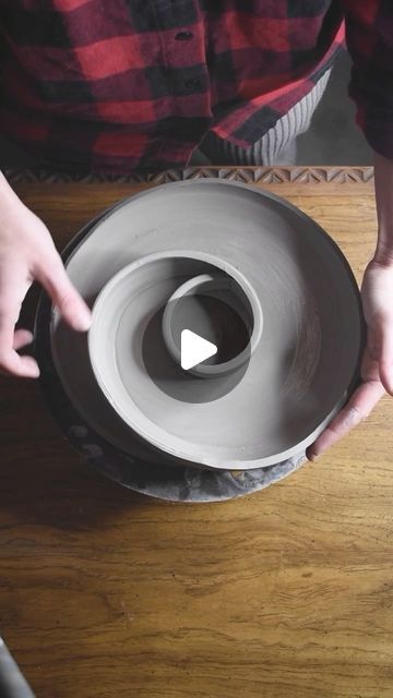 Clay Art Bowls, Cool Wheel Thrown Pottery, Ceramic Pottery Plates, Pottery On Wheel Ideas, Throw Pottery Ideas, Pottery Videos Wheel, Spiral Pottery, Ceramic Wheel Thrown Ideas, Ceramic Art Bowl