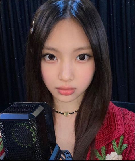 hyein newjeans selca Newjeans Selca, Newjeans Icons, Hyein Newjeans, Newjeans Hyein, New Jeans Style, Long Dark Hair, Kpop Icons, Jenna Ortega, Dark Hair