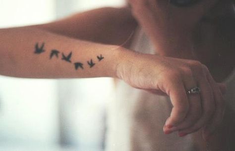 Birds #fly #free #tattoo Bird Tattoos Arm, Indie Tattoo, Flying Bird Tattoo, Muster Tattoos, Geniale Tattoos, Tattoo Feminina, Pattern Tattoo, Birds Tattoo, Trendy Tattoos