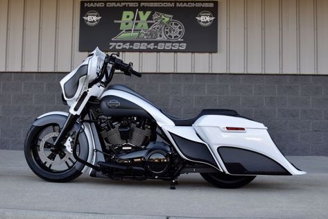 ▷ Harley Davidson Touring Street Glide by The Bike Exchange Street Glide Bagger, Custom Street Glide, Street Glide Harley, Harley Davidson Baggers, Street Glide Special, Custom Baggers, Classic Harley Davidson, Harley Davidson Road Glide, Custom Cycles