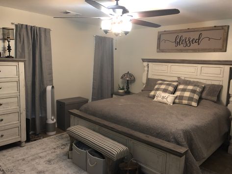 Mobile Home Master Bed, Single Mom Bedroom Ideas, Mobile Home Bedroom Ideas, Nice Bedrooms, Farmhouse Style Bedroom Decor, Modern Farmhouse Living Room Decor, Farmhouse Style Bedrooms, Mobile Home Living, Farmhouse Decorating