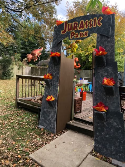 Jurassic Park Trunk Or Treat, Jurassic Park Gate, Cars Pfp, Trunk Or Treat Decorations, Trunk Or Treat Themes, Cars Party Ideas, Halloween Interior, Jurassic Park Birthday Party, Van Decor