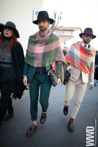 Uomo Fashion Week Men Street Style, Men Street Style, Mens Poncho, Street Style Fall, Italian Men, Style Fall, Autumn Street Style, Men Street, Casual Trousers