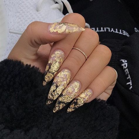 Nails With Gold Flakes, Maquillage On Fleek, Nails With Gold, Gold Acrylic Nails, Clear Acrylic Nails, Finger Art, Gold Nail Art, Stiletto Nail Art, Nail Acrylic