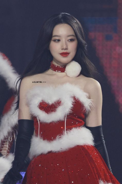 https://twitter.com/lklmybl/status/1739615981667012729/photo/1 Christmas Icons, Asia Girl, Cube Entertainment, Extended Play, G I Dle, Kpop Idol, South Korean Girls, Mini Albums, Girl Group