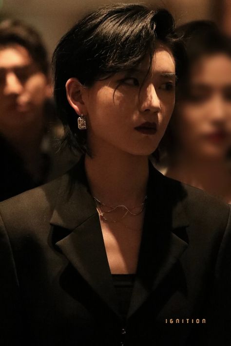 Short Woman's Haircut, Slicked Back Mullet Woman, Masculine Women Aesthetic, Lu Keran, Masc Women, Woman In Suit, Short Hair Tomboy, Hair Inspiration Short, Body Reference Poses