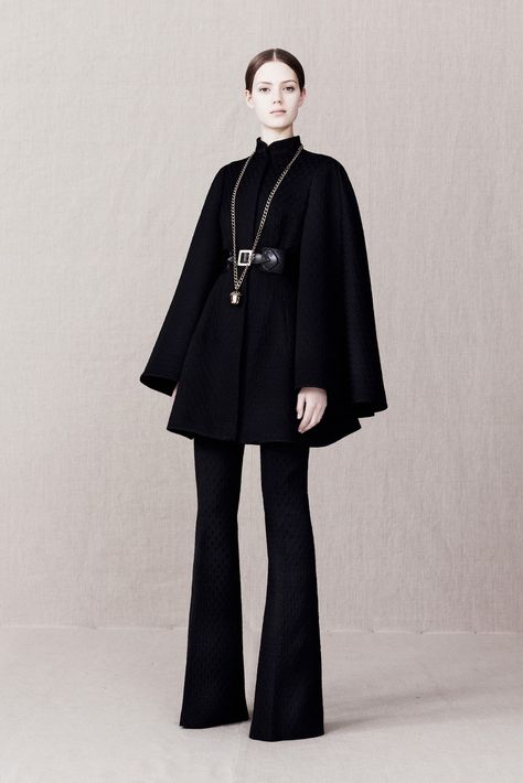 Alexander McQueen Pre-Fall 2013 collection, runway looks, beauty, models, and reviews. Mcqueen Fashion, Black Clothing, Savile Row, Sophia Loren, Dark Fashion, Audrey Hepburn, Pre Fall, Look Fashion, Runway Fashion