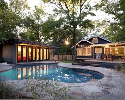 Backyard Paradise with Pool House.  Love the stone surrounding this unique shaped pool. Backyard Pool House, Pool House Design, Kleiner Pool Design, Modern Pool House, Moderne Pools, Pool House Designs, Pool House Plans, Small Swimming Pools, Small Pool Design